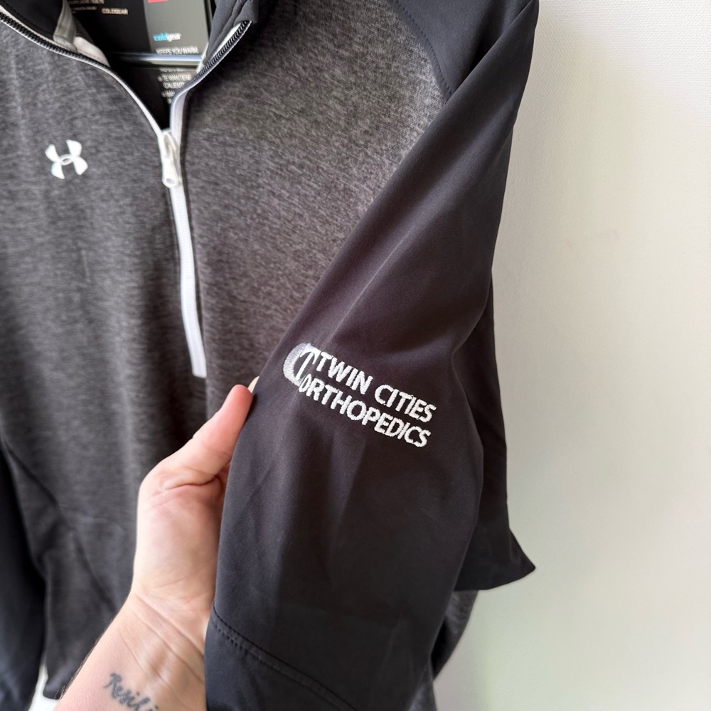 NWT Under Armour Twin Cities Orthopedics Pullover Sweatshirt size XL - Picture 2 of 4